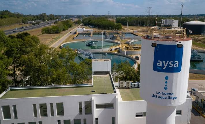 Dos consorcios quedaron en carrera por el control del 90% de AySA