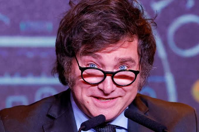 La desaprobación a Milei trepa al 61%, pero LLA y el peronismo mantienen la paridad de cara a 2027
