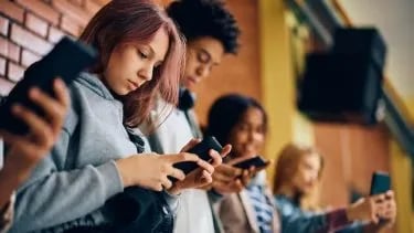 Restricciones digitales: la Unión Europea limitará el acceso de los menores a las redes sociales