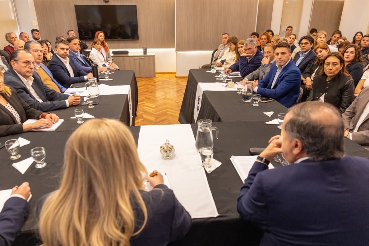 Reunión encabezada por Rossana Chahla y el diputado Juan Brugge junto al gabinete municipal (2).jpeg
