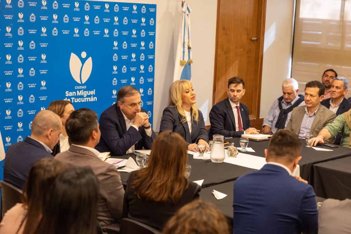 Reunión encabezada por Rossana Chahla y el diputado Juan Brugge junto al gabinete municipal (3).jpeg
