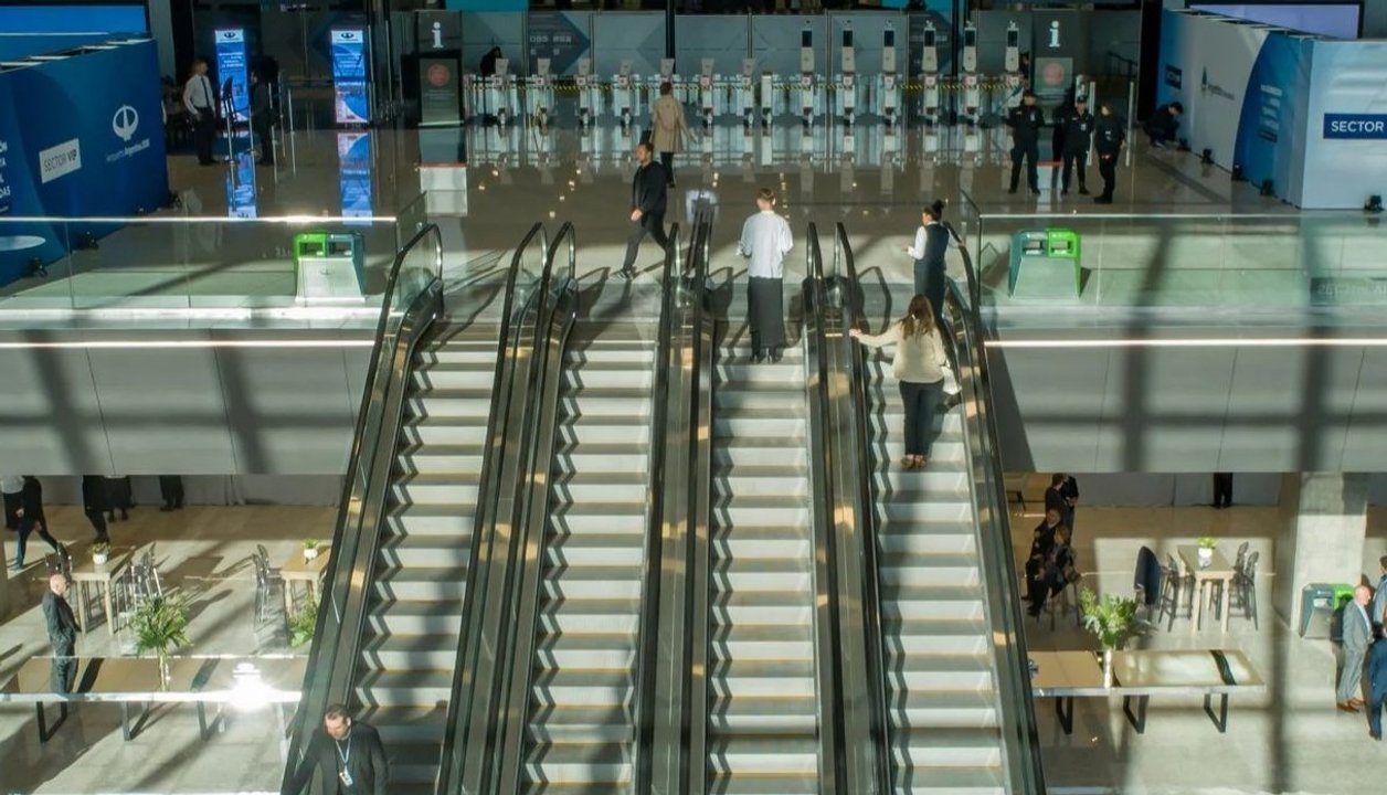 El turismo aéreo movilizó gastos por US$7.663 millones en 2024 y dejó un saldo negativo de US$2.021 millones