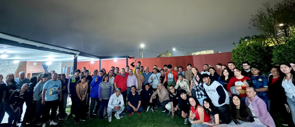 Manzur con jóvenes militantes en el barrio Congreso.jpg