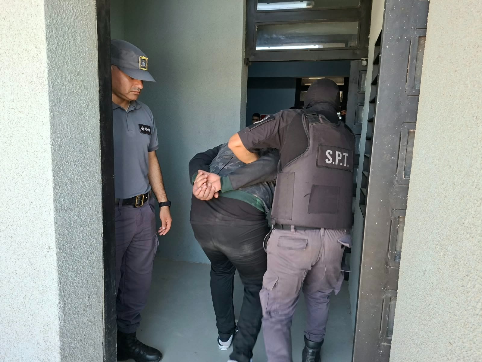 Trasladaron a 16 condenados a Benjamín Paz tras el crimen de un preso dentro de una comisaría
