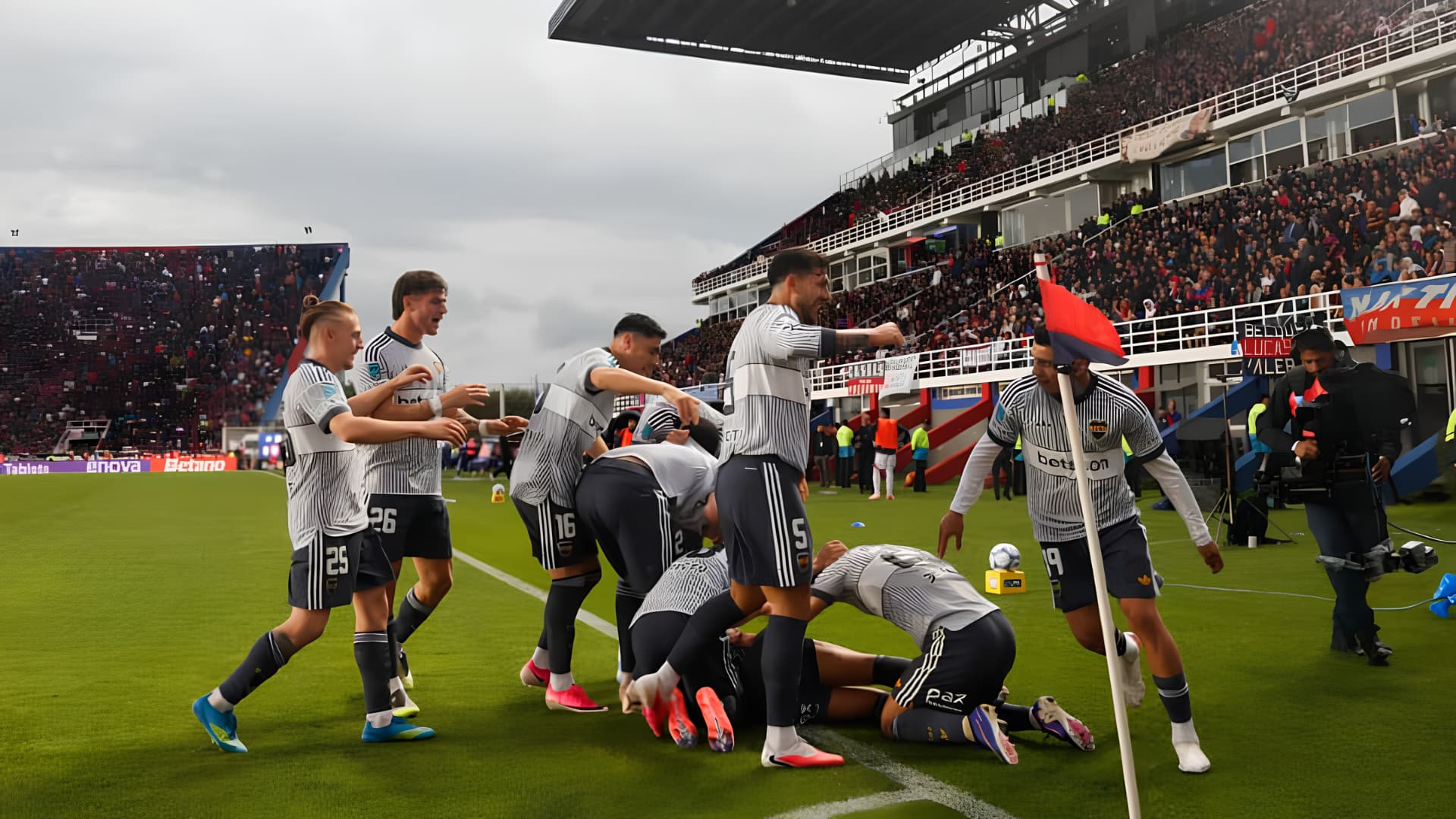 Boca resistió el temporal y  venció 2-0 a San Lorenzo en el Nuevo Gasómetro