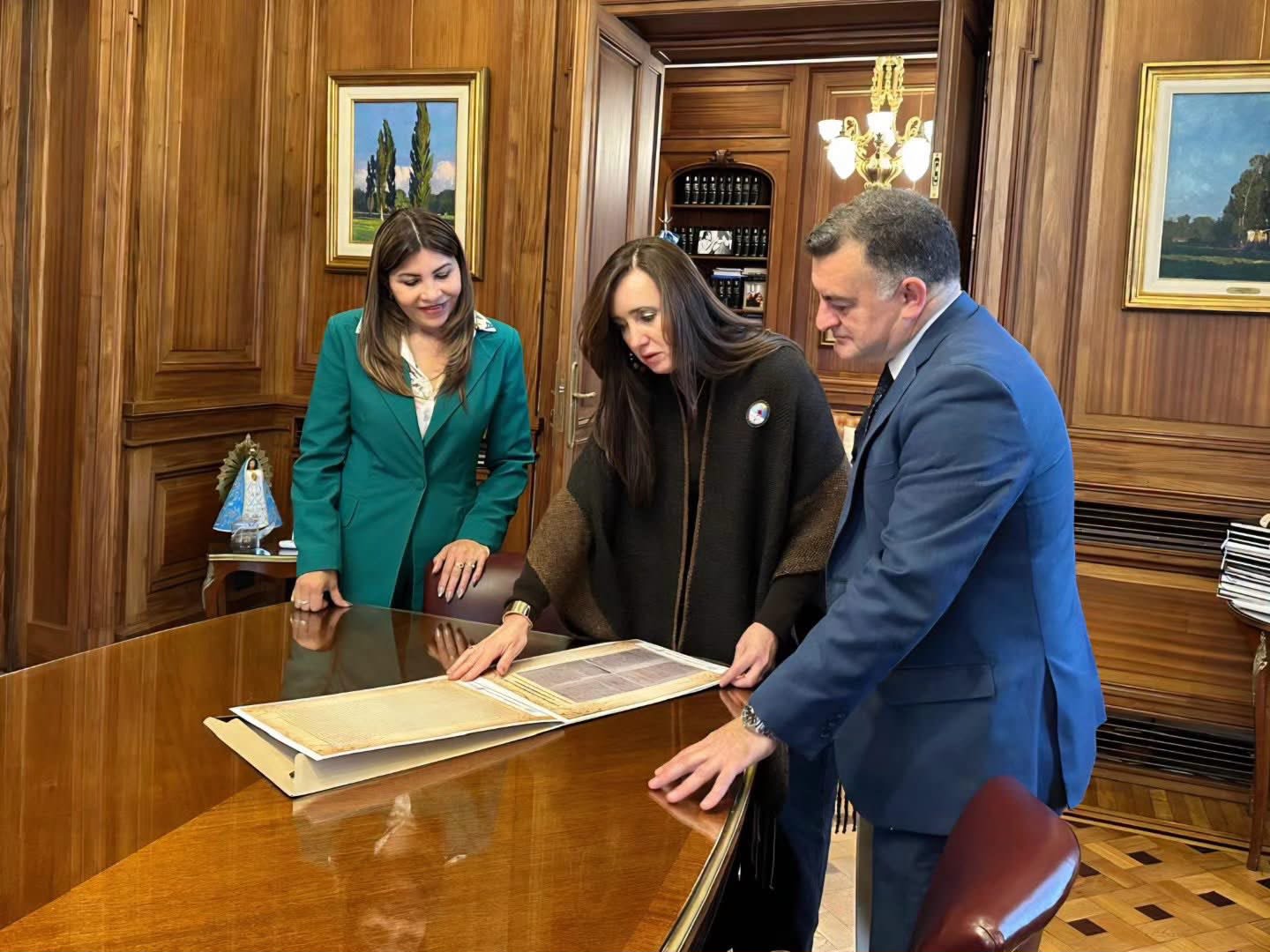 Un documento tucumano de 1833 sobre la ocupación de Malvinas llegó al Senado y fue entregado a Victoria Villarruel