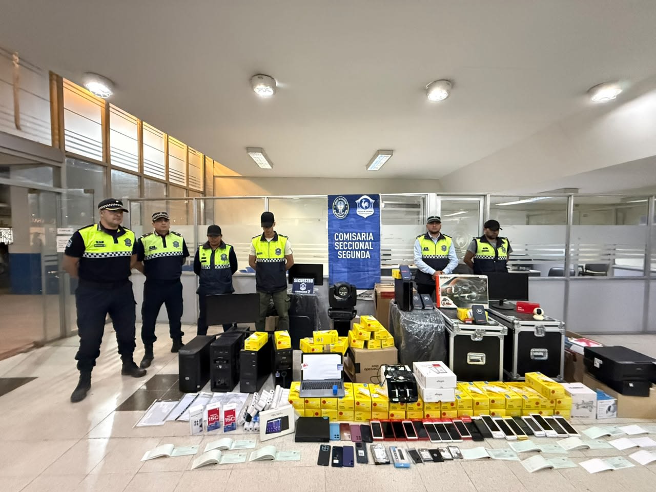 Desmantelaron una red que estafaba comprando y vendiendo elementos tecnológicos por internet