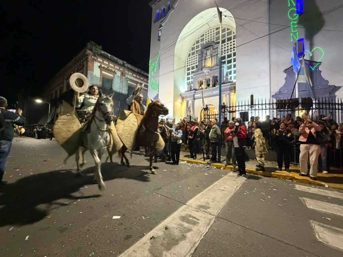Desfile de gauchos y familias durante la celebración