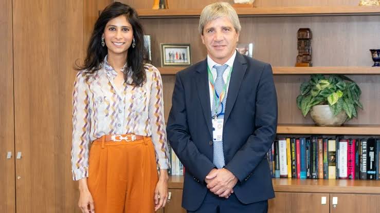 Gita Gopinath sostuvo que la Argentina debería acelerar la compra de dólares y permitir una mayor depreciación del peso