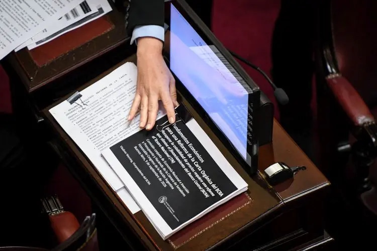 Ávila y Mendoza acompañaron la reforma del BCRA y Manzur votó en contra