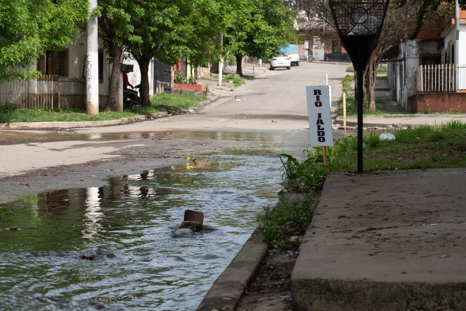 Vecinos bautizaron como “Río Jaldo” a un desborde en la zona norte y Canelada y Cobos reclamaron soluciones