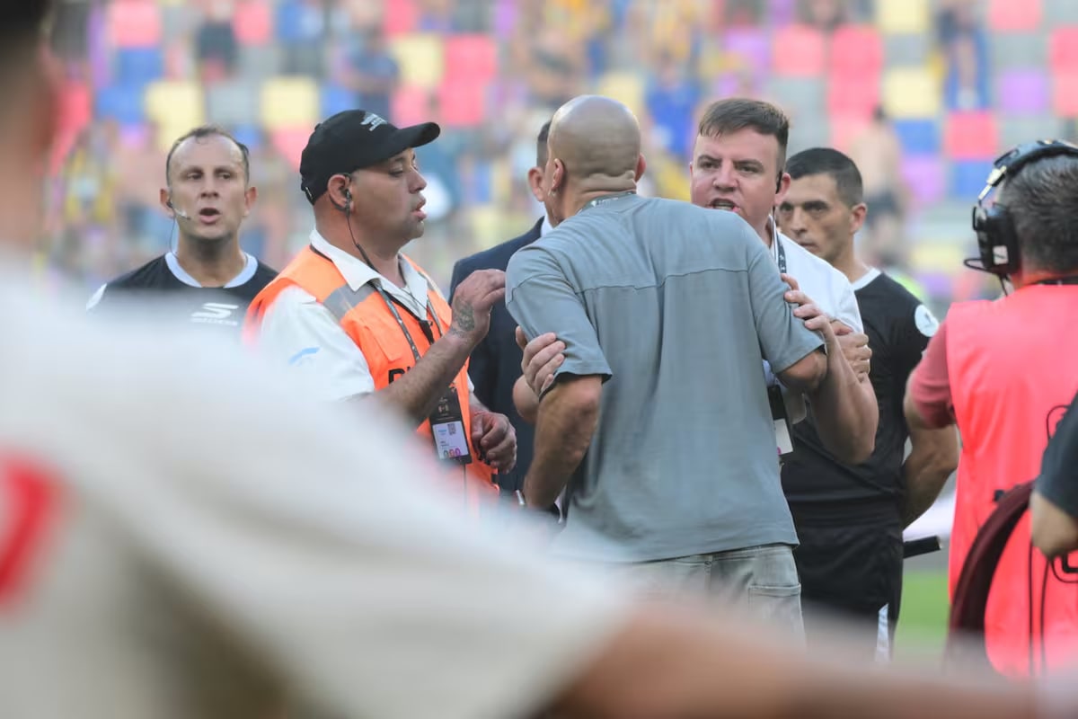 sebastian-veron-se-le-va-encima-al-arbitro-dario-CMP5UOVXF5HQRH7FCRRGOKDOEY.avif