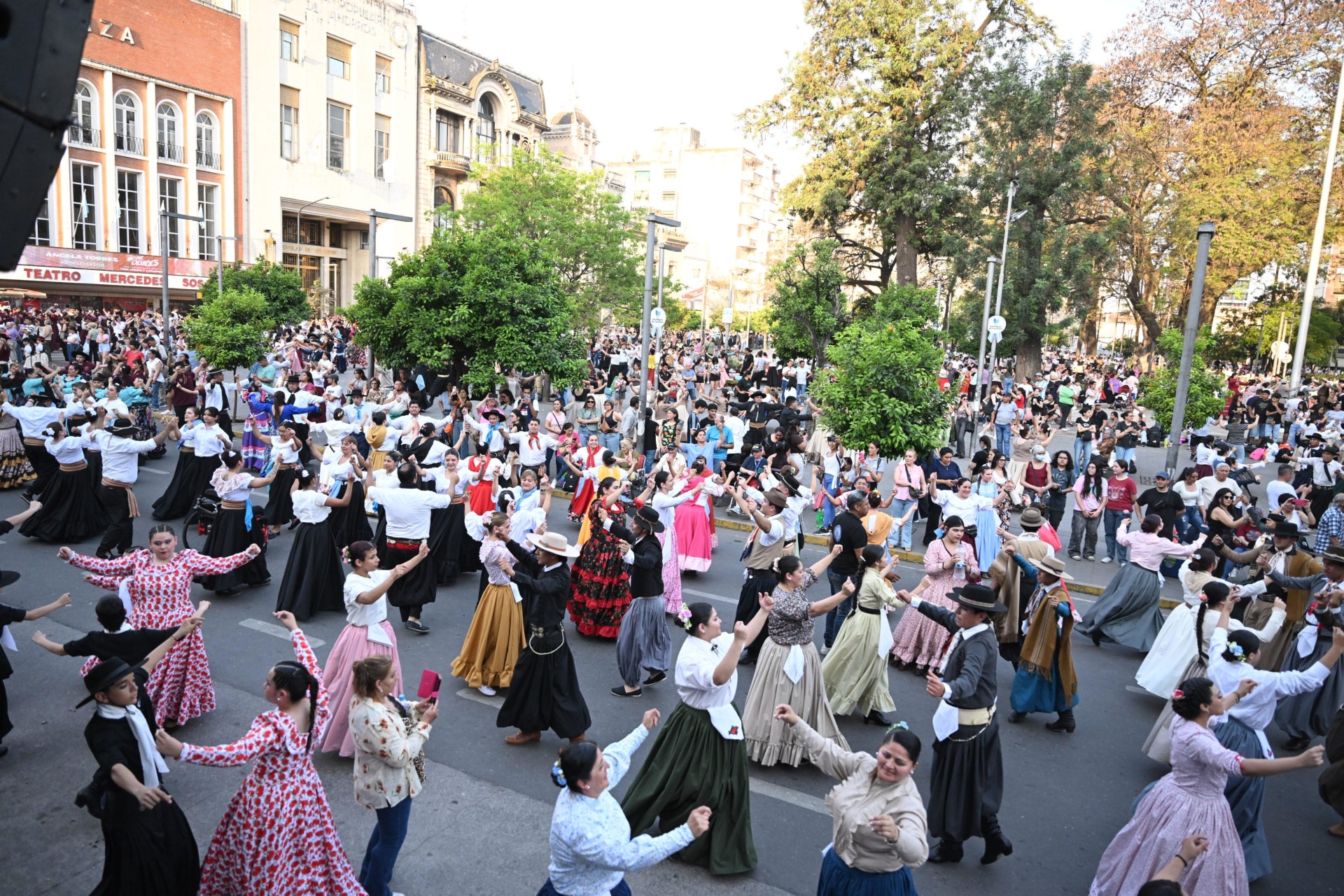 La Plaza Independencia reunió a miles de bailarines para el cierre del Septiembre Musical