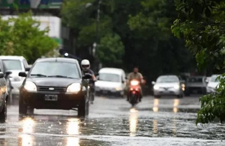 Anticipan un lunes con lluvias moderadas y un marcado descenso de la temperatura máxima