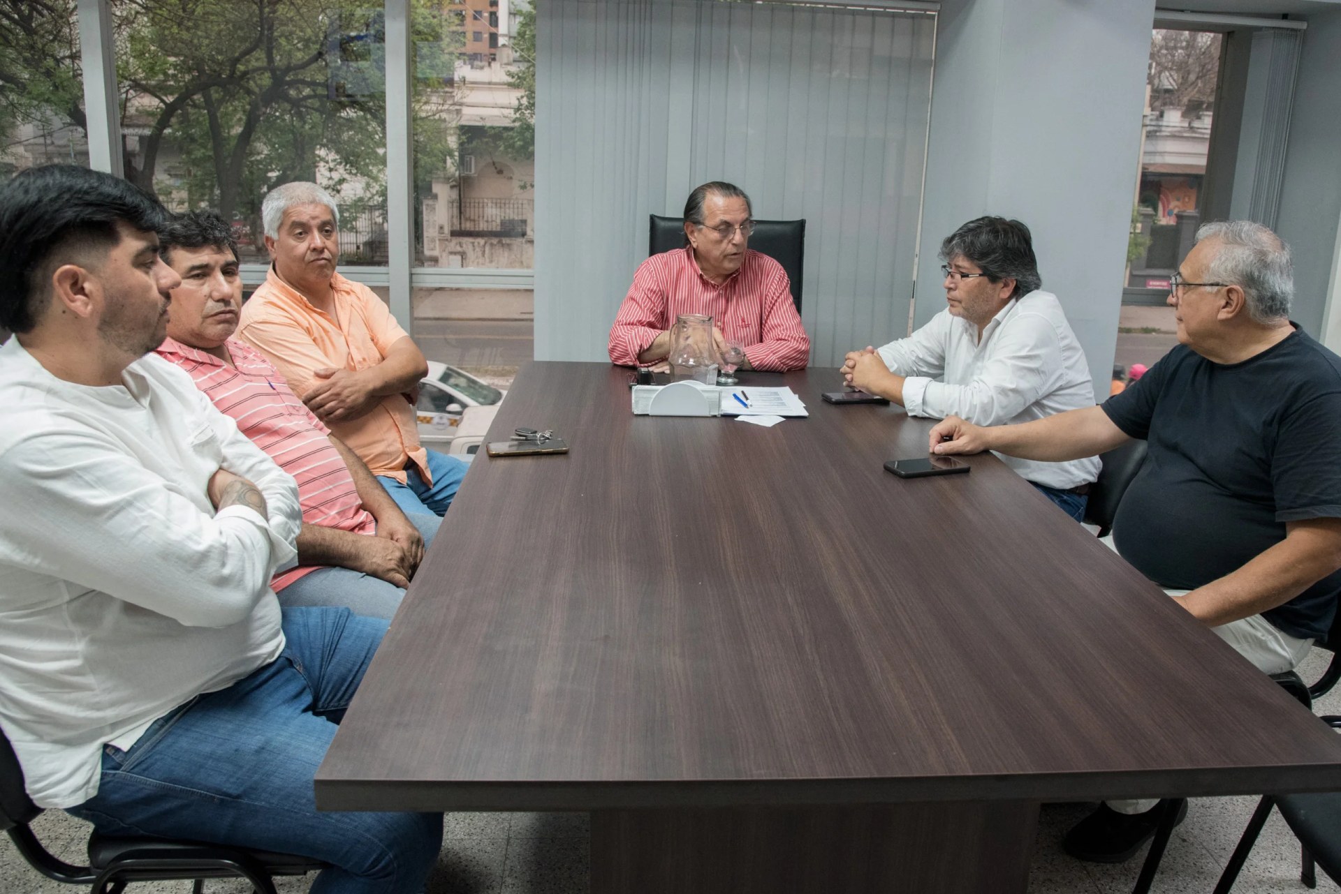 El Municipio va por el padrón de los conductores de apps y los taxistas abren un compás de espera