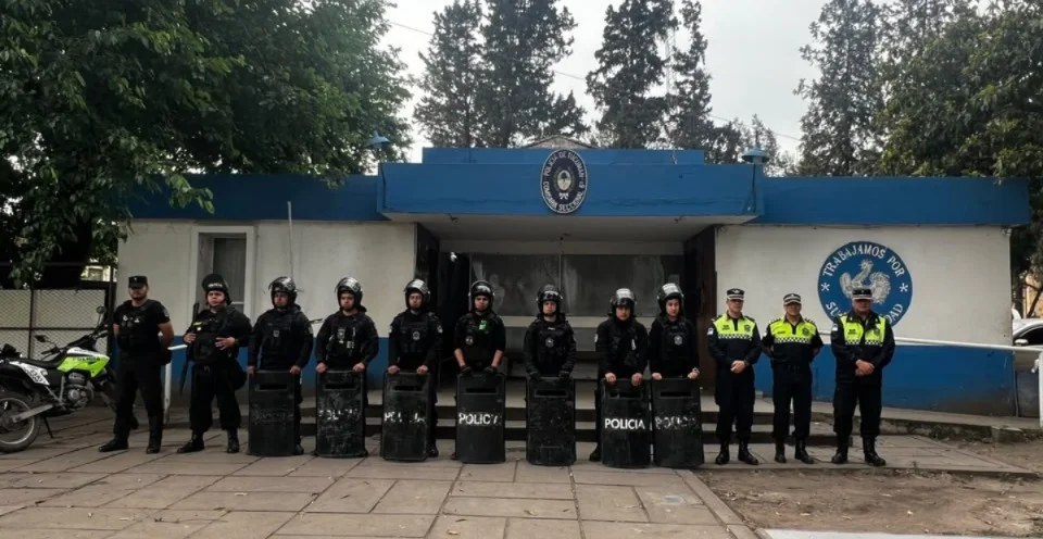 Empezó con una sola estafa y terminó con 120 víctimas: grave denuncia contra un policía de la Comisaría 6°