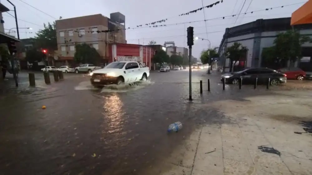 1000x563_temporal-llego-todo-calles-inundadas-zonas-intransitables-tucuman-1155900-193830.webp
