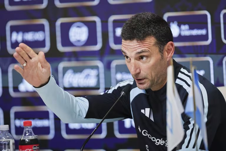 lionel-scaloni-mira-al-futuro-dio-una-conferencia-L3DVGXPCFJGXRCE2IUS4LUVPS4.avif