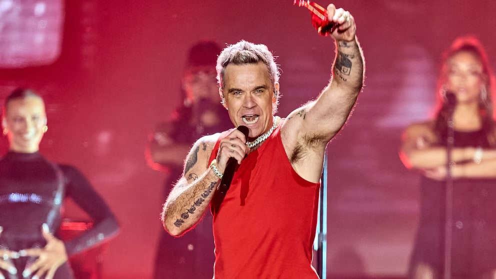 En la previa de sus shows en Buenos Aires, Robbie Williams cantó junto a sus fans en la puerta del Hotel Faena
