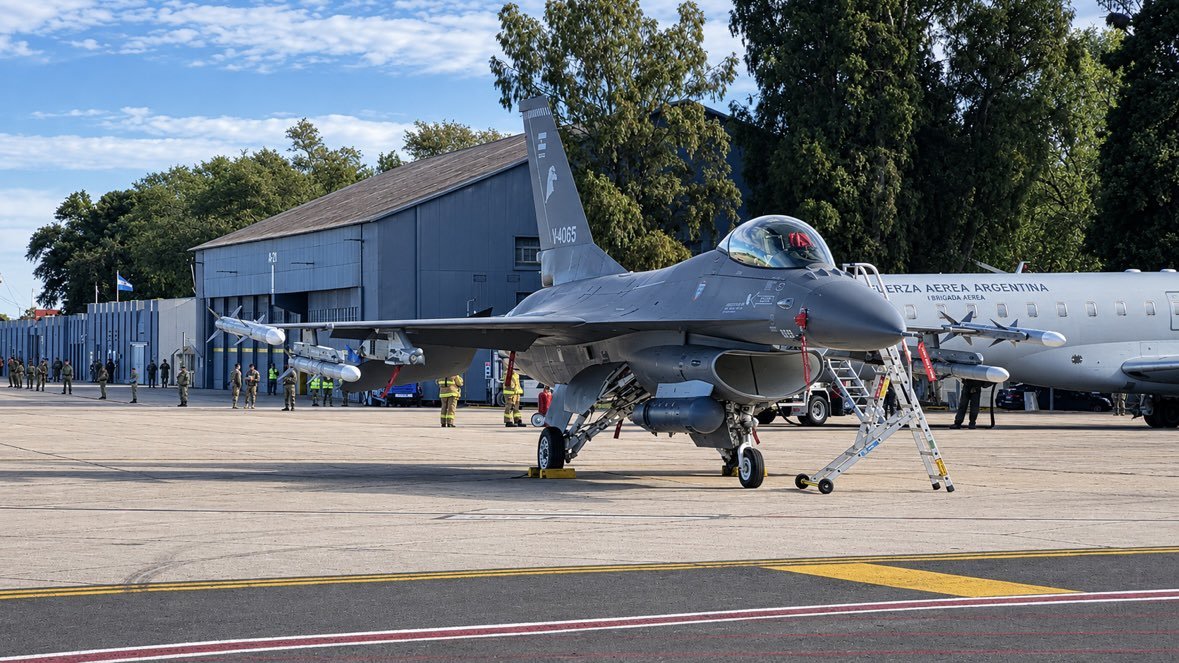 Día histórico para la Fuerza Aérea Argentina: llegaron otros seis F-16 a Córdoba
