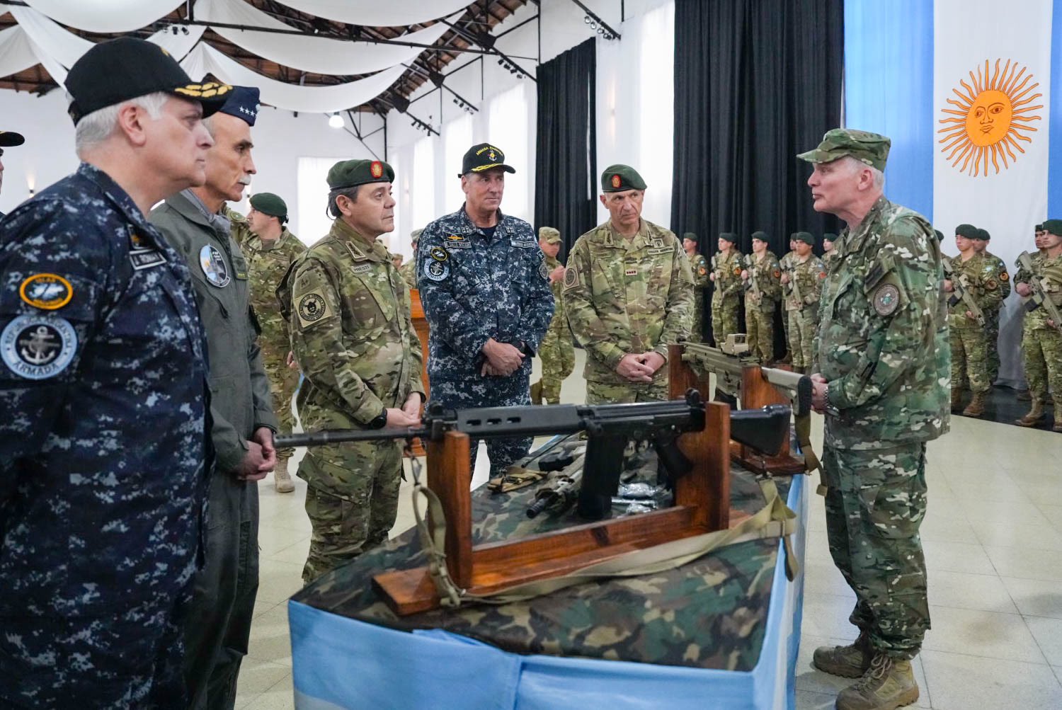 El Ministerio de Defensa presentó los fusiles que reemplazarán al FAL y evalúa su fabricación local