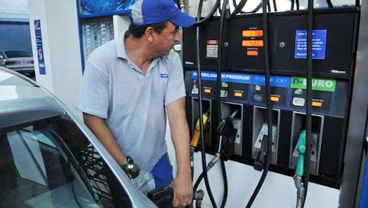 El Gobierno volvió a postergar la actualización de los impuestos a los combustibles y la trasladó a noviembre