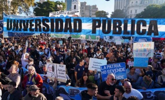 Docentes y no docentes universitarios inician un paro de 72 horas y reclaman una recomposición salarial del 33,4%