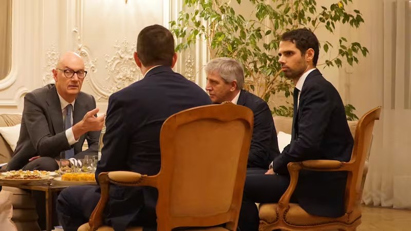 Luis Caputo se reunió con el ministro de Economía de Francia por inversiones y respaldo ante el FMI