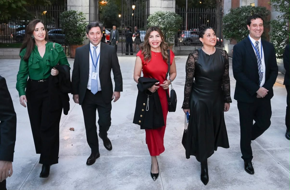 Sandra Mendoza acompaña a Villarruel en una gira parlamentaria por España