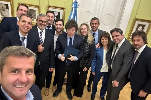 600x400_selfie-foto-tomo-campero-tras-encuentro-milei-1051123-073413.webp