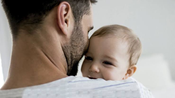 El 54% de los varones quiere más hijos, pero continúan delegando la crianza en las mujeres