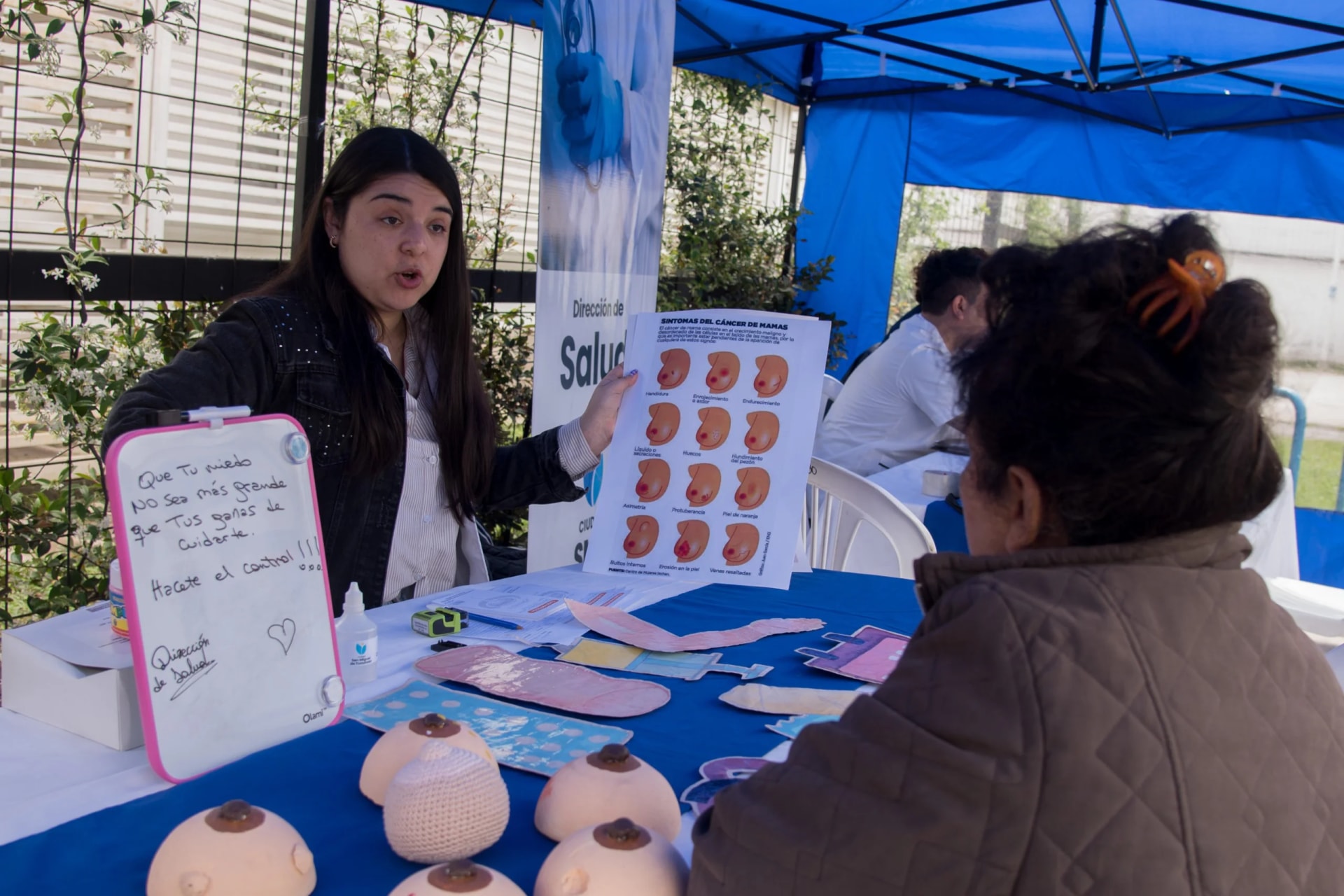 La Municipalidad despliega operativos médicos gratuitos para concientizar sobre el cáncer de mama en distintas plazas