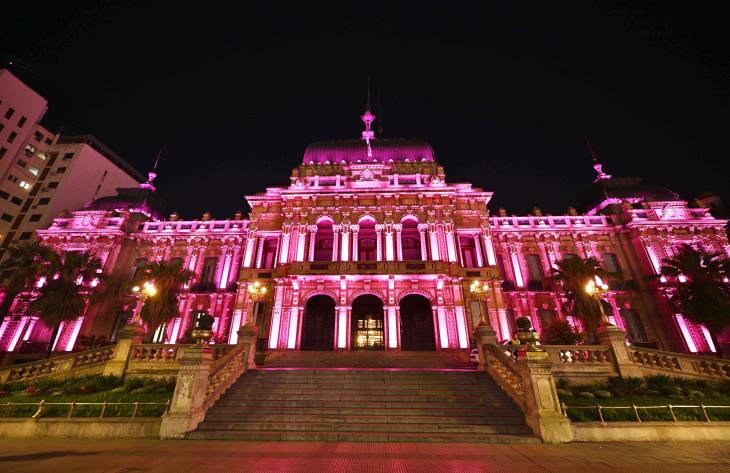 Mes Rosa: la Casa de Gobierno de Tucumán se iluminó para concientizar sobre el cáncer de mama
