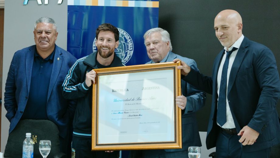 Doctor Messi: la UBA le entregó en Ezeiza su máxima distinción, a horas del adiós con la Selección
