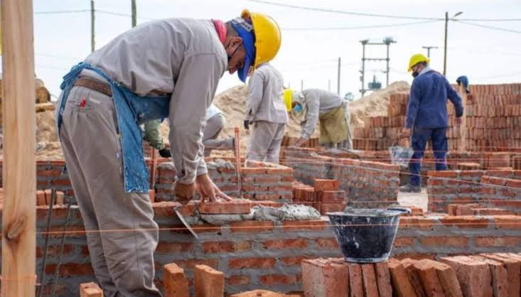 La construcción creció 0,4% en agosto, pero cayó 4,4% frente al mismo mes de 2025