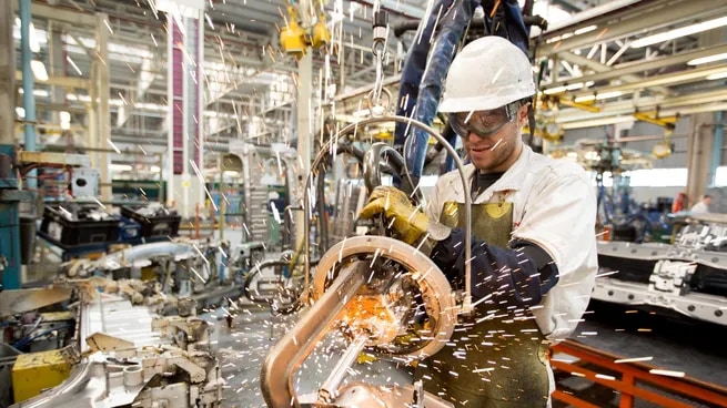 La industria creció 1,9% en agosto, pero cayó 3,2% frente al mismo mes de 2025