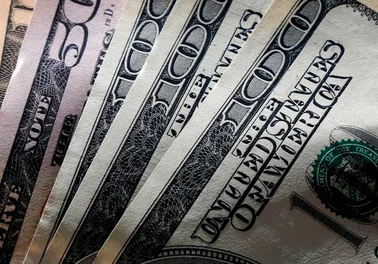 El dólar oficial sumó su cuarta jornada sin subas y amplió la distancia con el techo de la banda