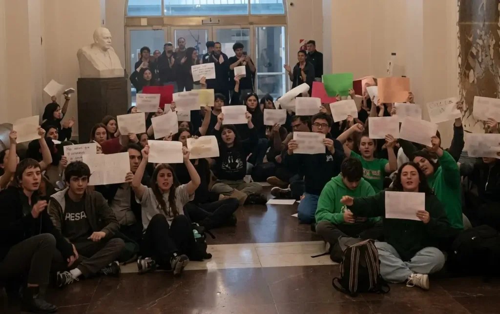 La Policía desalojó a los estudiantes universitarios que habían tomado el Palacio Sarmiento 