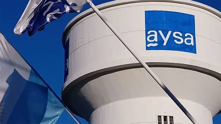 El Gobierno define la concesión de AySA: dos grupos empresarios compiten por el 90% de la compañía