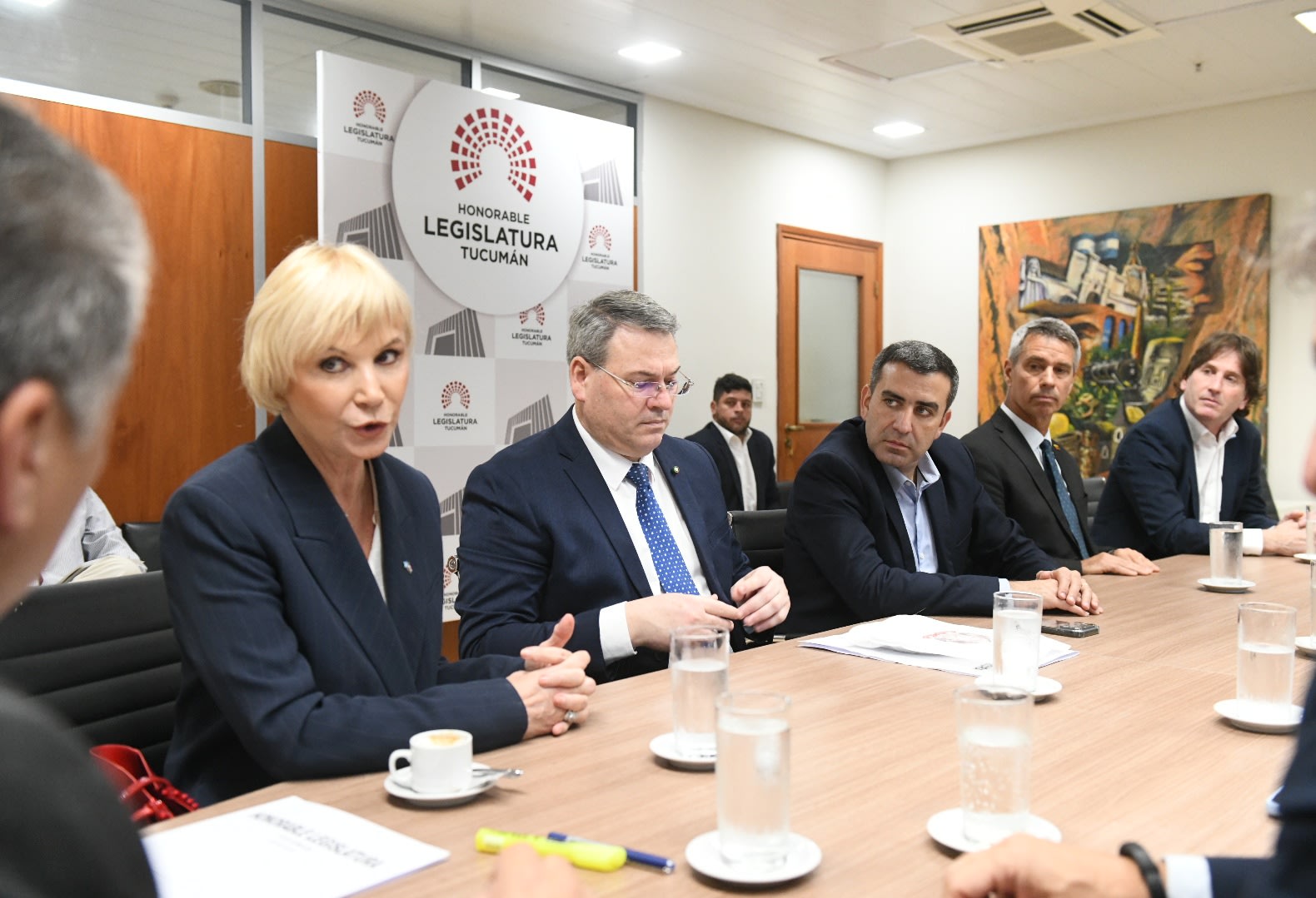 Representantes de cinco países llevaron a la Legislatura una propuesta para fortalecer la actividad consular