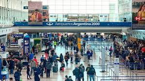 El Gobierno autorizó un aumento y dolarizó la tasa aeroportuaria para vuelos de cabotaje