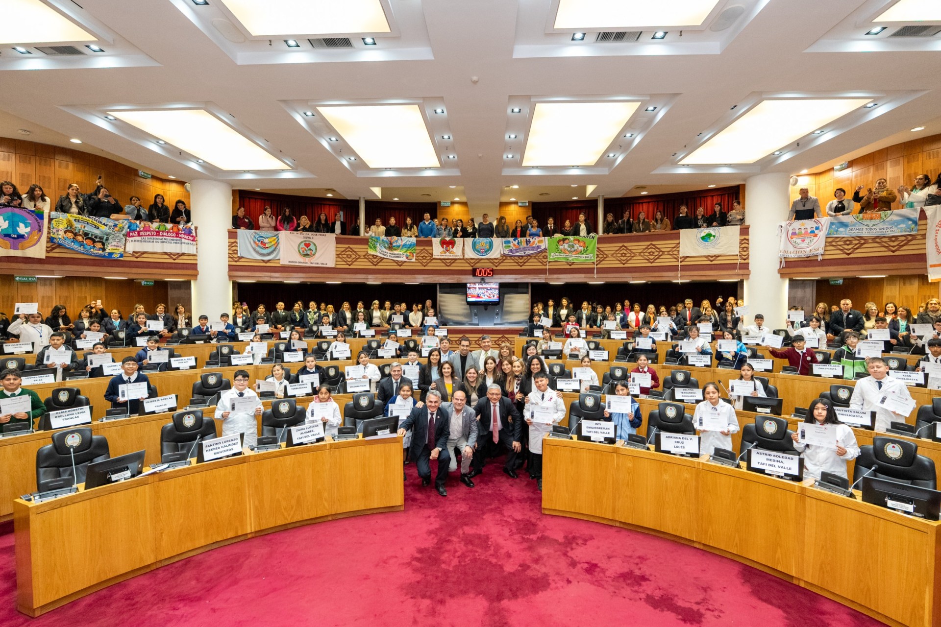 Niños de toda la provincia ocuparon las bancas de la Legislatura para debatir sobre convivencia y paz