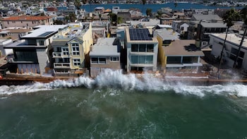 Olas gigantes y evacuaciones por el paso de la tormenta Rachel en la costa estadounidense