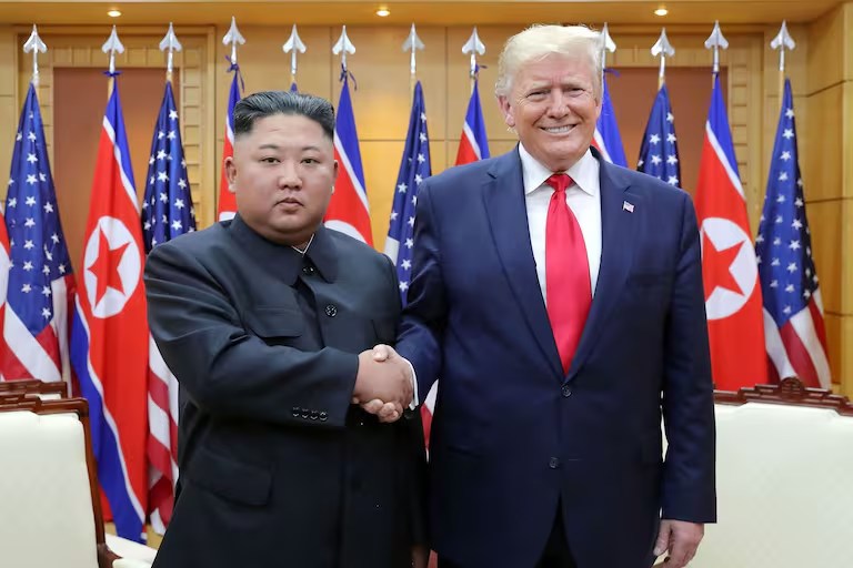 Donald Trump abrió la puerta a una posible cumbre con Kim Jong Un durante su viaje