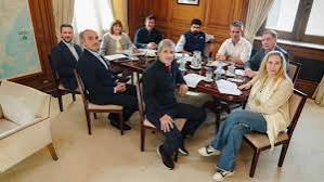 El Gobierno reúne a su mesa política para definir la agenda legislativa y negociar con los gobernadores