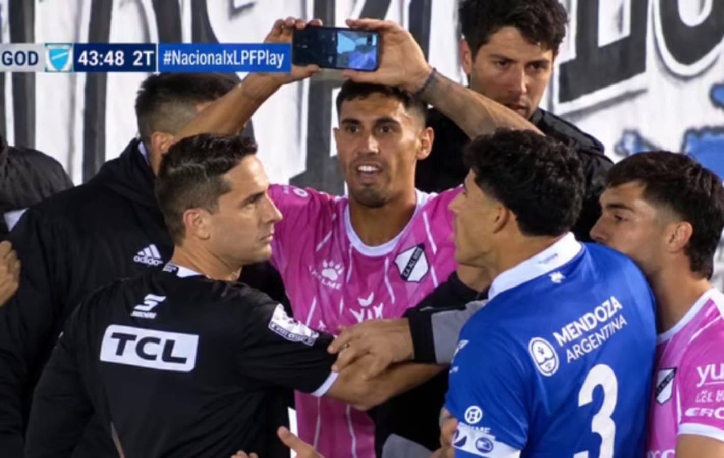 Papelón en Floresta: Lamolina cobró un penal afuera del área y nació el “celuVAR”
