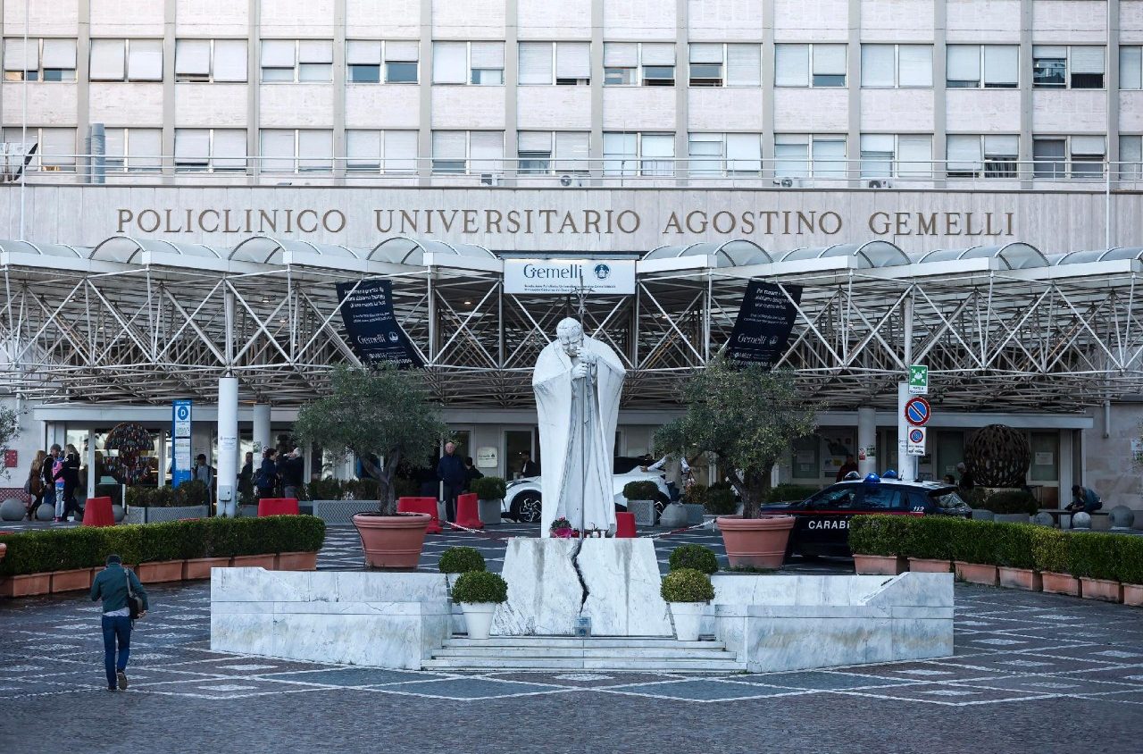 El papa León XIV pasó una noche tranquila tras la operación por cáncer de pulmón