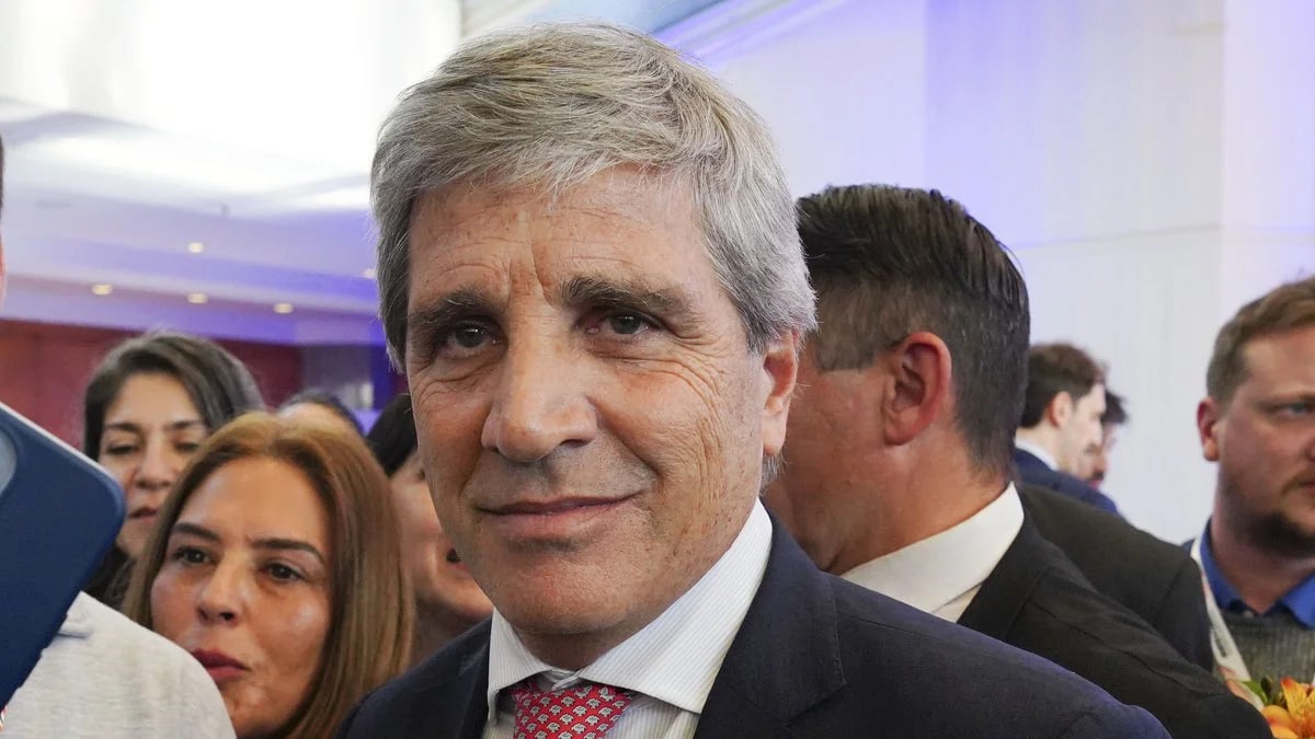 Caputo explicó cuándo compra dólares el Banco Central y cuestionó a los economistas que critican su estrategia
