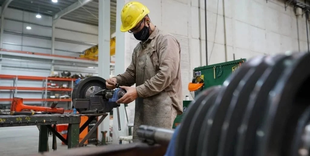El empleo privado registrado cayó en julio y alcanzó su nivel más bajo en 52 meses