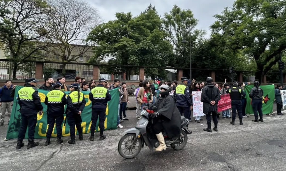 A horas de la marcha universitaria, estudiantes tucumanos denunciaron provocaciones de la Policía 